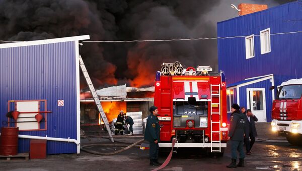 Сотрудники противопожарной службы тушат пожар. Архивное фото - Sputnik Армения