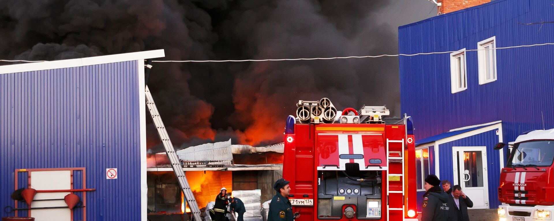 Сотрудники противопожарной службы тушат пожар. Архивное фото - Sputnik Армения, 1920, 06.03.2021