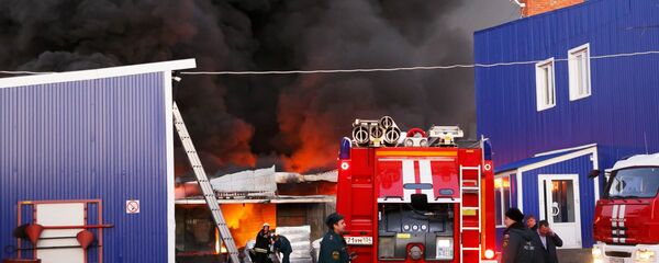 Сотрудники противопожарной службы тушат пожар. Архивное фото - Sputnik Армения