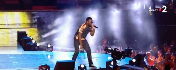 Французская мегазвезда Maitre Gims поет Ми гна на живом концерте в Ницце Французская мегазвезда Maitre Gims поет Ми гна на живом концерте в Ницце - Sputnik Արմենիա