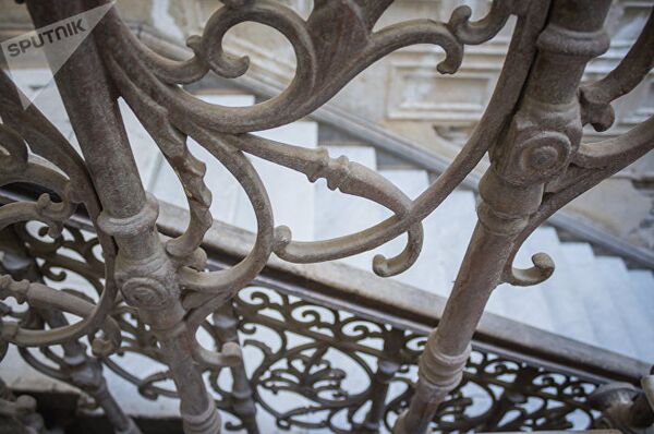 Лестница в особняке на улице Ингороква - Sputnik Армения