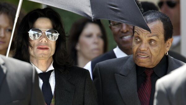 Майкл Джексон со своим отцом Джозефом Джексоном покидают здание суда округа Санта-Барбара (2 июня 2005). Санта-Мария, Калифорния. - Sputnik Армения