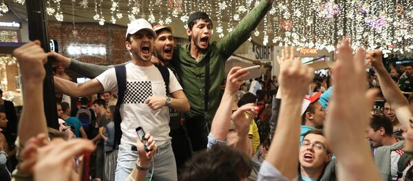 Футбольные болельщики на Никольской улице в Москве - Sputnik Армения