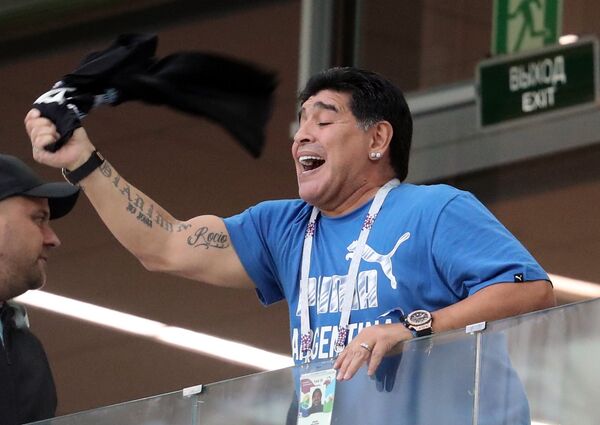 Футболист Диего Марадона на зрительской трибуне Футболист Диего Марадона на зрительской трибуне - Sputnik Армения