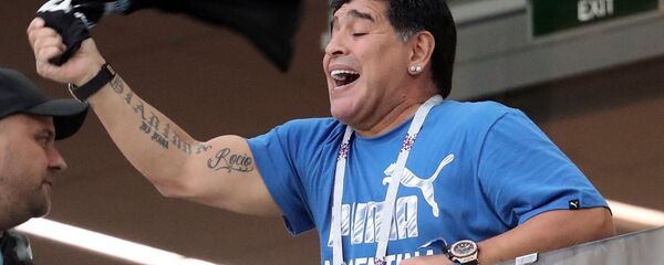 Футболист Диего Марадона на зрительской трибуне - Sputnik Армения