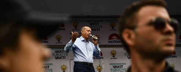 Президент Турции Реджеп Тайип Эрдоган выступает на митинге в Стамбуле 23 июня 2018 года накануне президентских выборов - Sputnik Армения