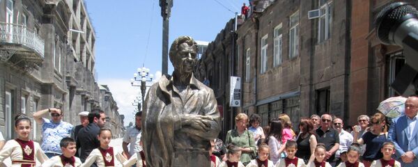 Установленный в Гюмри памятник Кирку Керкоряну Установленный в Гюмри памятник Кирку Керкоряну - Sputnik Армения