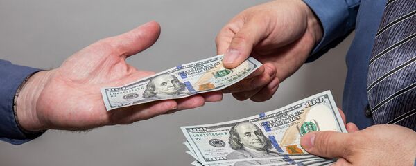 Человек, раздающий деньги - Sputnik Армения