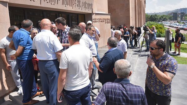 Демонстранты требуют отставки мэра перед зданием городской администрации (25 июня 2018). Еревaн - Sputnik Армения