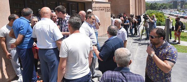 Демонстранты требуют отставки мэра перед зданием городской администрации (25 июня 2018). Еревaн - Sputnik Армения