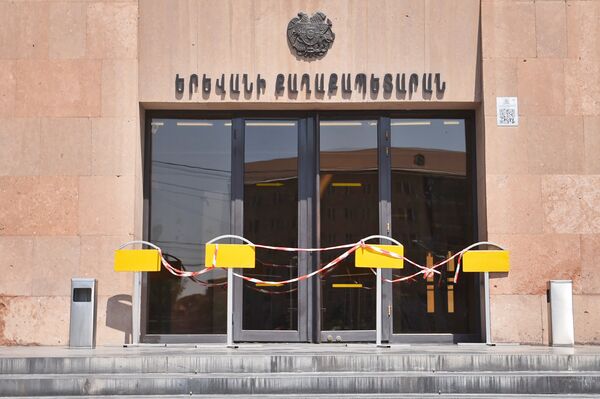 Демонстранты требуют отставки мэра перед зданием городской администрации (25 июня 2018). Еревaн - Sputnik Армения