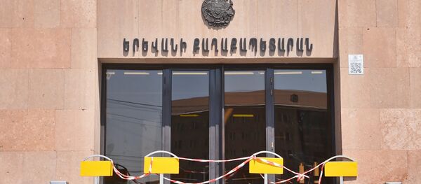 Демонстранты требуют отставки мэра перед зданием городской администрации (25 июня 2018). Еревaн - Sputnik Армения