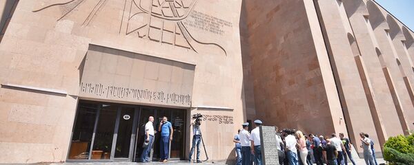 Демонстранты требуют отставки мэра перед зданием городской администрации (25 июня 2018). Еревaн - Sputnik Армения