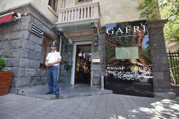 Полиция у ювелирного магазина Cafri (25 июня 2018). Еревaн - Sputnik Արմենիա