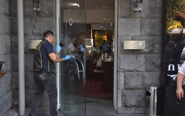 Полиция у ювелирного магазина Cafri (25 июня 2018). Еревaн - Sputnik Армения