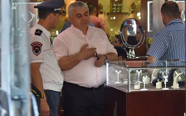 Полиция у ювелирного магазина Cafri (25 июня 2018). Еревaн - Sputnik Армения