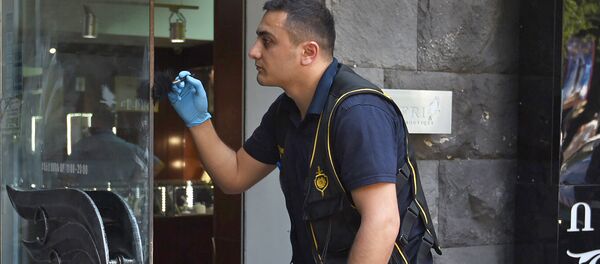 Полиция у ювелирного магазина Cafri (25 июня 2018). Еревaн Полиция у ювелирного магазина Cafri (25 июня 2018). Еревaн - Sputnik Армения