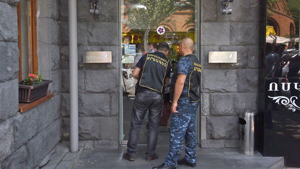 Полиция у ювелирного магазина Cafri (25 июня 2018). Еревaн - Sputnik Армения