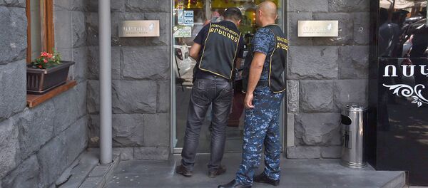 Полиция у ювелирного магазина Cafri (25 июня 2018). Еревaн Полиция у ювелирного магазина Cafri (25 июня 2018). Еревaн - Sputnik Արմենիա