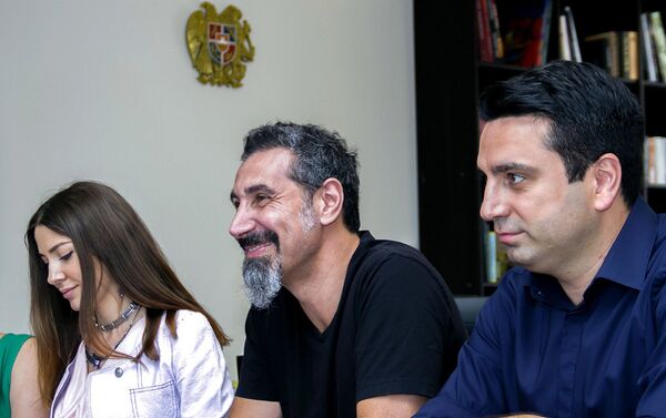 Серж Танкян посетил министерство культуры Армении (25 июня 2018). Еревaн - Sputnik Армения
