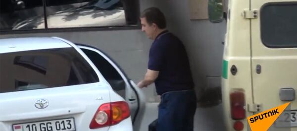 Что было в сумке Вачагана Казаряна во время задержания - кадры СНБ Что было в сумке Вачагана Казаряна во время задержания - кадры СНБ - Sputnik Армения