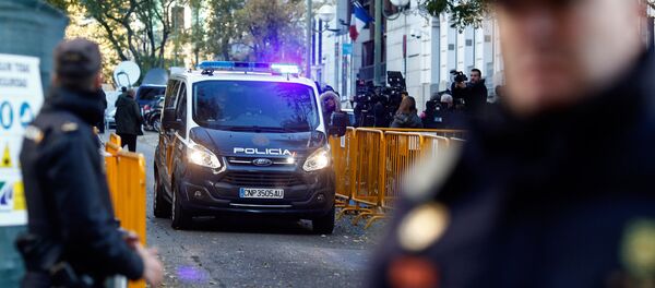 Испанские полицейские перед зданием Верховного суда (1 декабря 2017). Мадрид - Sputnik Армения