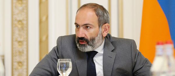 Премьер-министр Армении Никол Пашинян на совещании по жилищному вопросу молодым семьям и военнослужащим (26 июня 2018). Еревaн - Sputnik Армения