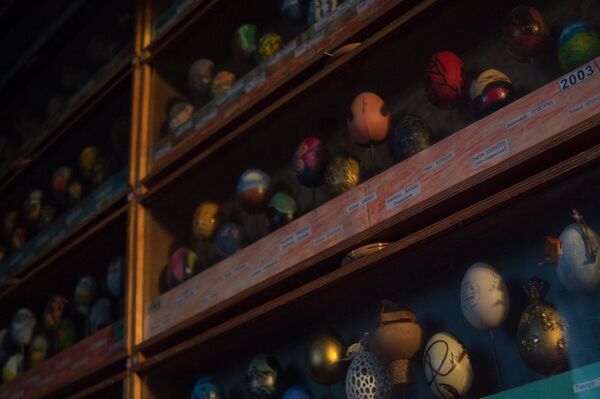 Коллекция яиц Якова Заргаряна, которые расписаны различными художниками Коллекция яиц Якова Заргаряна, которые расписаны различными художниками - Sputnik Армения