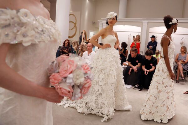Модели во время представления свадебных платьев из туалетной бумаги в Нью-Йорке - Sputnik Армения