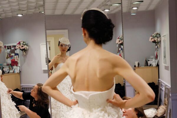 Модель перед представлением свадебного платья из туалетной бумаги в Нью-Йорк - Sputnik Армения