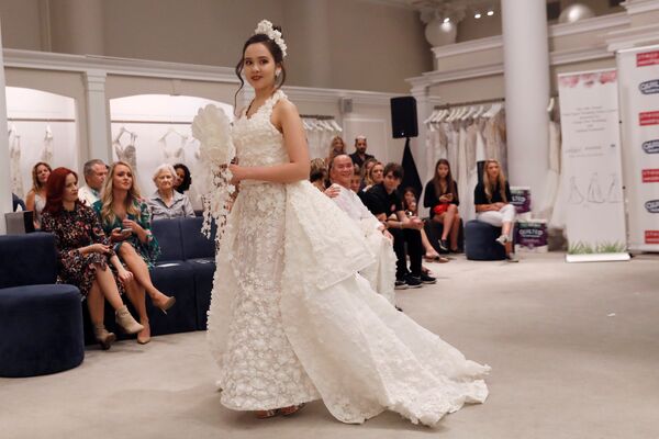 Модель во время представления свадебных платьев из туалетной бумаги в Нью-Йорк - Sputnik Армения