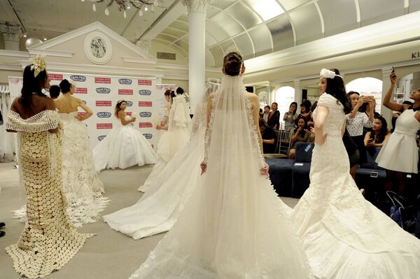 Модели во время представления свадебных платьев из туалетной бумаги в Нью-Йорк - Sputnik Армения