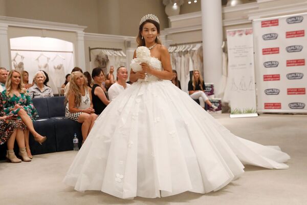 Модель во время представления свадебных платьев из туалетной бумаги в Нью-Йорке - Sputnik Армения