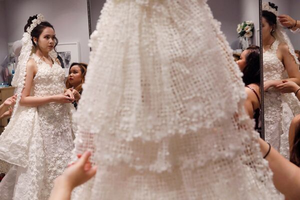 Модели перед представлением свадебных платьев из туалетной бумаги в Нью-Йорк - Sputnik Армения