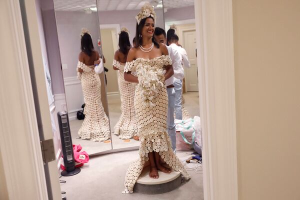 Модель перед представлением свадебного платья из туалетной бумаги в Нью-Йорк - Sputnik Армения
