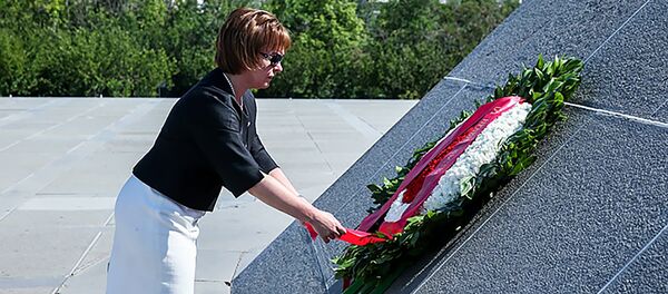 Делегация Санкт-Петербурга во главе с вице-губернатором Анной Митяниной в мемориальном комплексе Цицернакаберд (27 июня 2018). Еревaн Делегация Санкт-Петербурга во главе с вице-губернатором Анной Митяниной в мемориальном комплексе Цицернакаберд (27 июня 2018). Еревaн - Sputnik Արմենիա