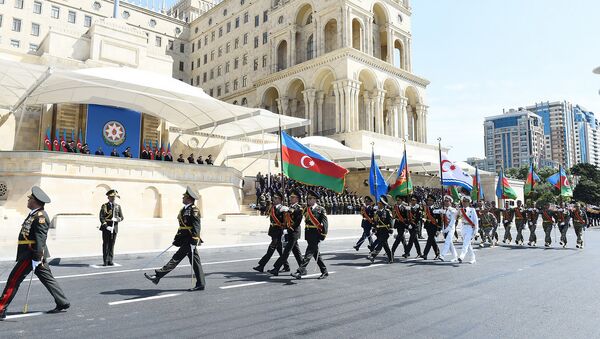 Военный парад по случаю 100-օй годовщины создания Вооруженных сил Азербайджана (26 июня 2018). Бакy - Sputnik Армения
