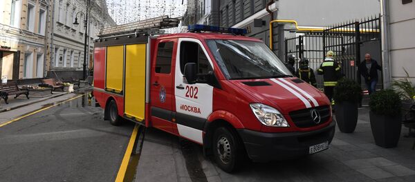 Пожарный автомобиль МЧС РФ, прибывший на тушение возгорания на крыше Дома педагогической книги в Москве. - Sputnik Армения
