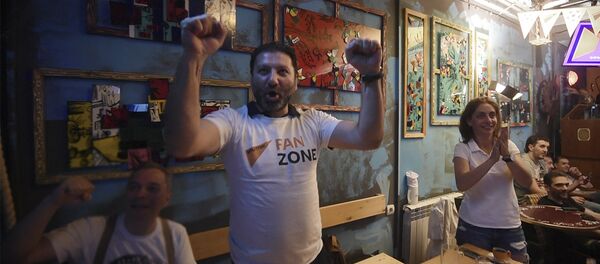 Любители футбола в Sputnik Fan Zone смотрят матч Аргентина-Нигерия - Sputnik Армения