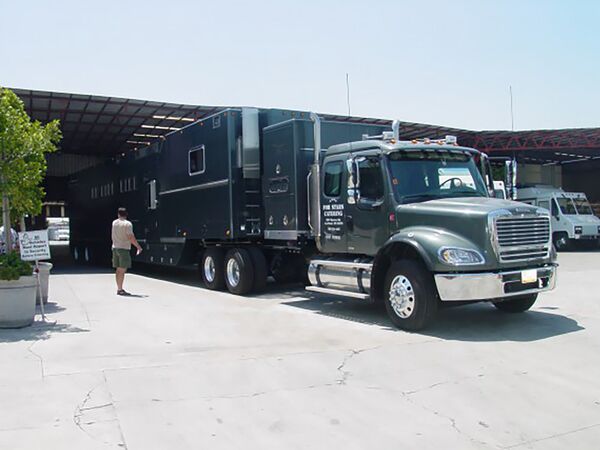 Фургон специального назначения компании AA Cater Truck - Sputnik Армения