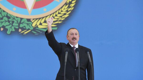 Президент Азербайджана Ильхам Алиев на военном параде 100-летия ВС республики (26 июня 2018). Бакy - Sputnik Армения