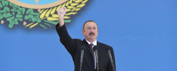 Президент Азербайджана Ильхам Алиев на военном параде 100-летия ВС республики (26 июня 2018). Бакy - Sputnik Армения