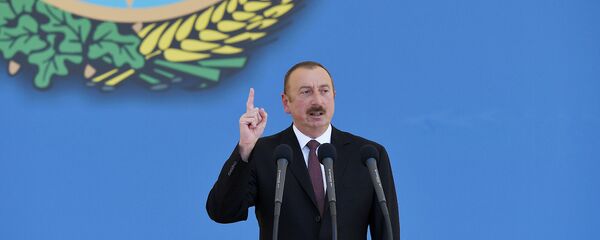 Президент Азербайджана Ильхам Алиев на военном параде 100-летия ВС республики (26 июня 2018). Бакy - Sputnik Армения