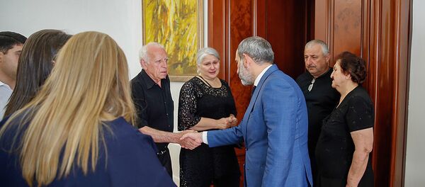 Премьер-министр Армении Никол Пашинян встретился с членами семей погибших при нападении на ППС полицейских (28 июня 2018). Еревaн - Sputnik Армения