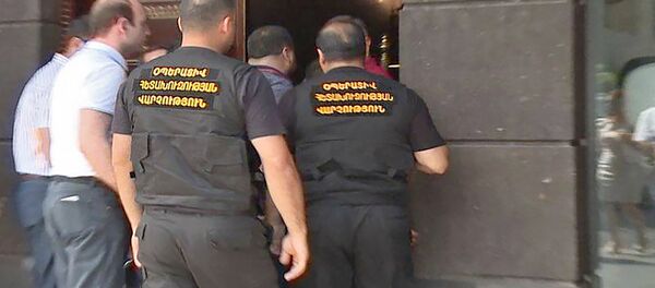 Спецслужбы Армении у компании Дж Л Дж Проект Компани (29 июня 2018). Еревaн Спецслужбы Армении у компании Дж Л Дж Проект Компани (29 июня 2018). Еревaн - Sputnik Արմենիա