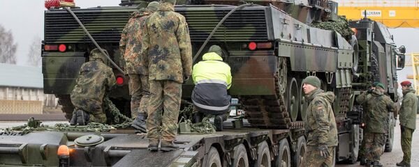 Солдаты немецкой армии загружают танк Leopard 2 на железнодорожной станции Сестокай (24 февраля 2017). Литва - Sputnik Армения