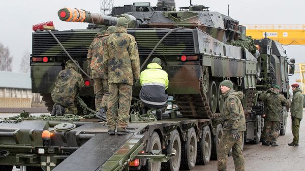 Солдаты немецкой армии загружают танк Leopard 2 на железнодорожной станции Сестокай (24 февраля 2017). Литва - Sputnik Արմենիա
