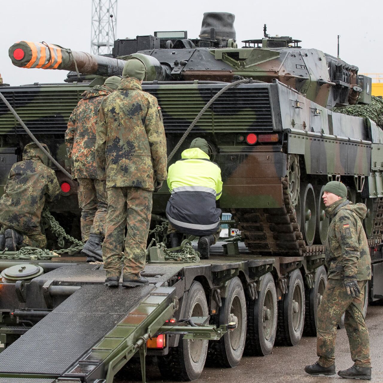 Отправка ВСУ танков Leopard - отчаянный шаг НАТО: Большая война стучится в  двери ЕС и США - 12.01.2023, Sputnik Армения