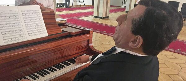 Восковая фигура Арно Бабаджаняна - Sputnik Արմենիա