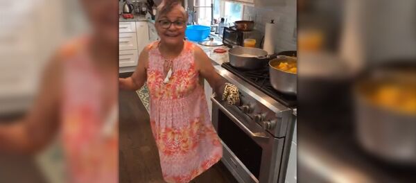 Позитивная бабушка на кухне - Sputnik Армения